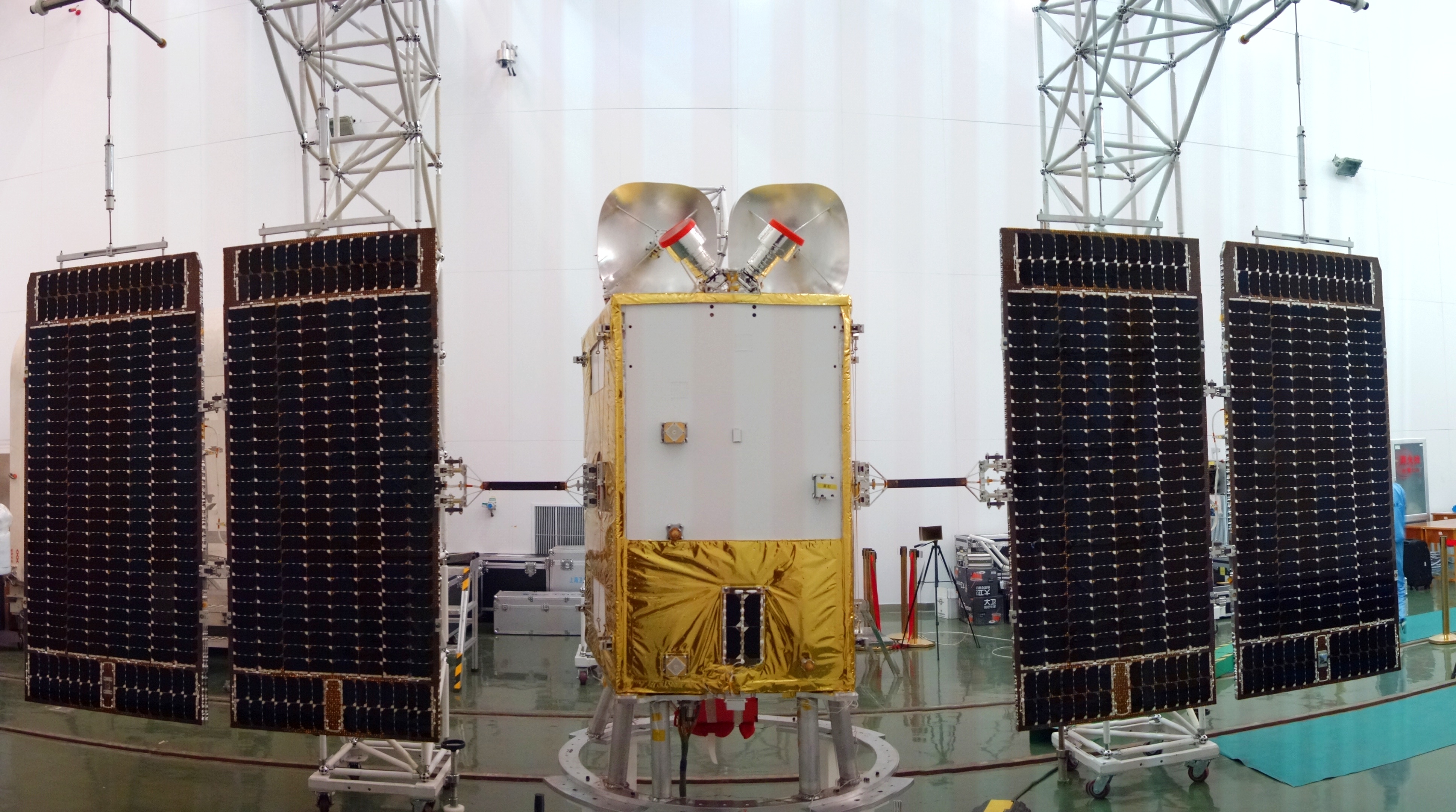 图为中国首颗通信能力达16Gbps的低轨宽带通信卫星——银河航天首发星