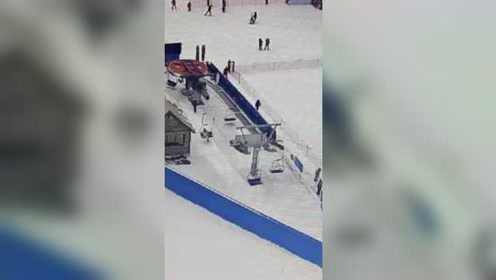 【 #24岁小伙滑雪时飞出起点坠亡#，其母质疑滑...