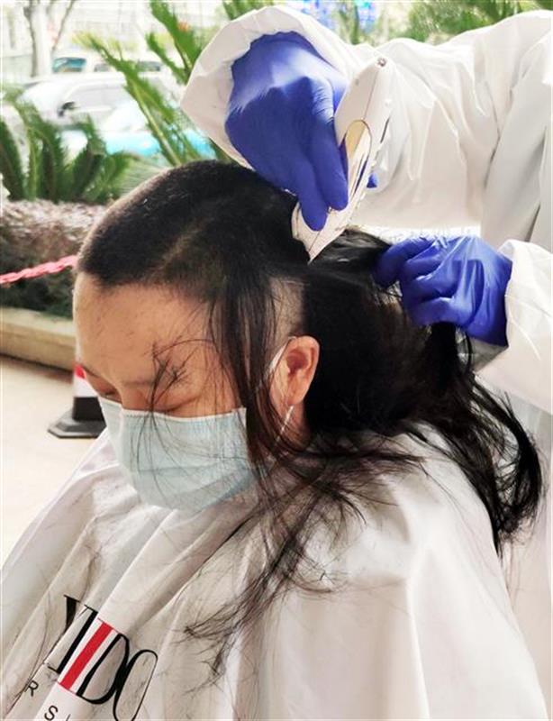 剪掉心爱的长发来个最美护士发型纪念这个多难而勇敢的春天