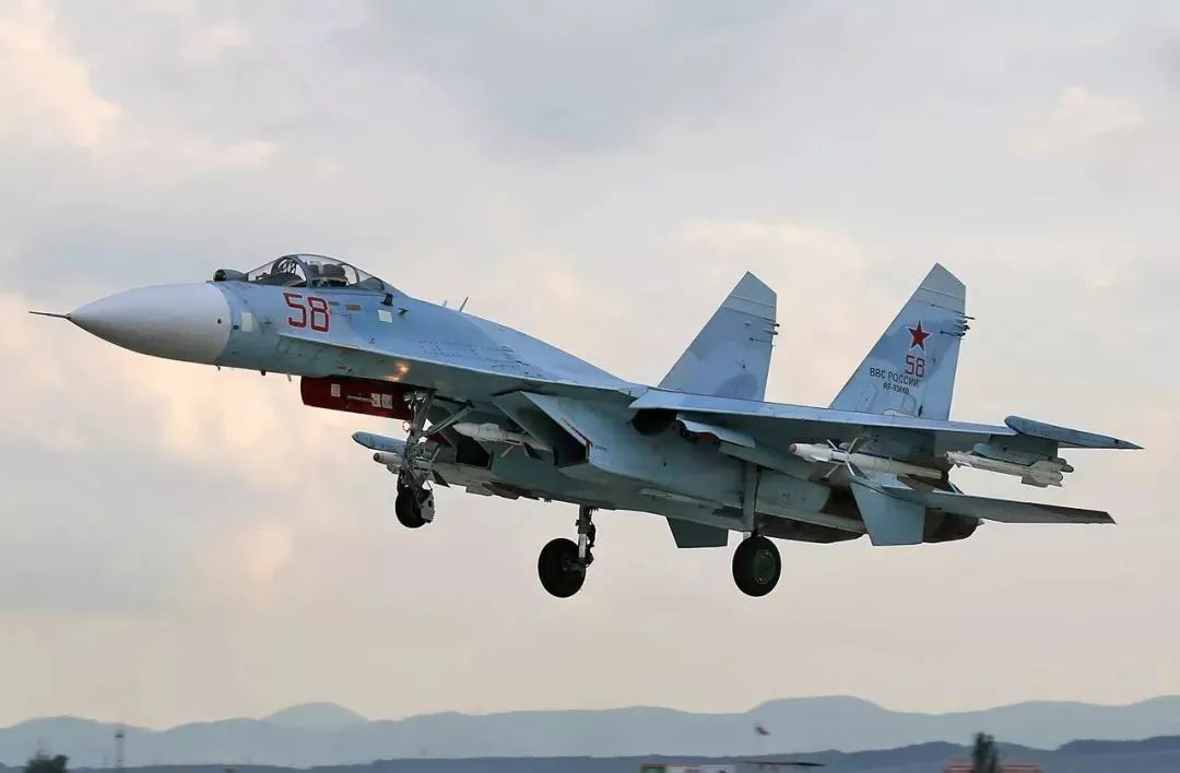 俄罗斯空天军一架苏27sm3战机在黑海上空执行侦察任务时坠毁