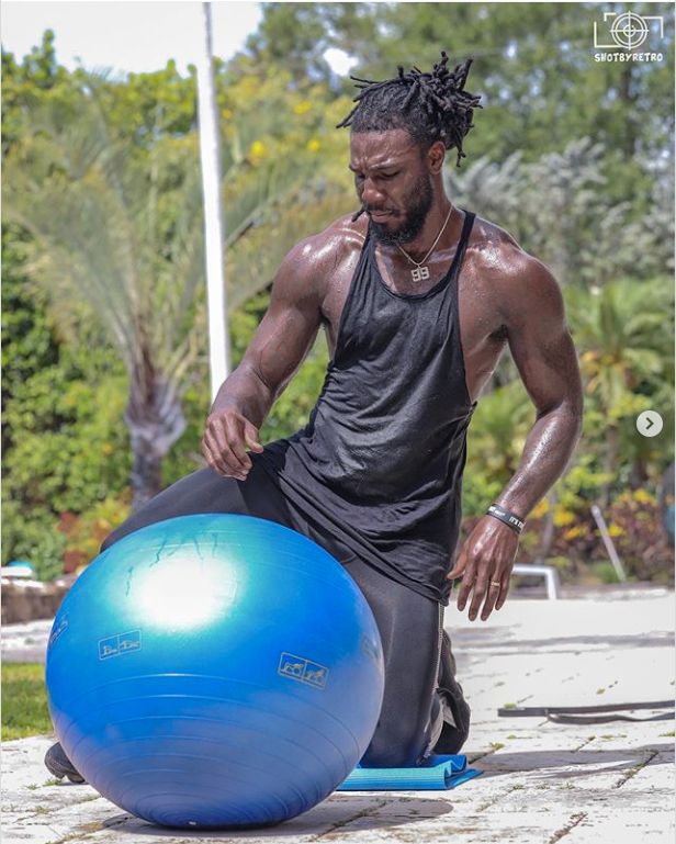 劲爆身材不走形!克劳德晒居家训练硬照