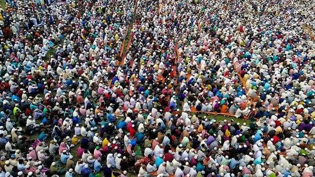 孟加拉国宗教信徒未经许可举行万人集会念经文对抗病毒
