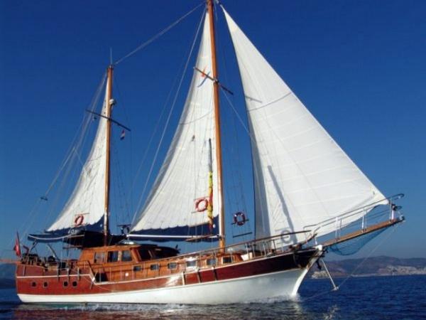 现代版本的地中海式机帆船,当年德军就试图利用这种小船运送援兵登