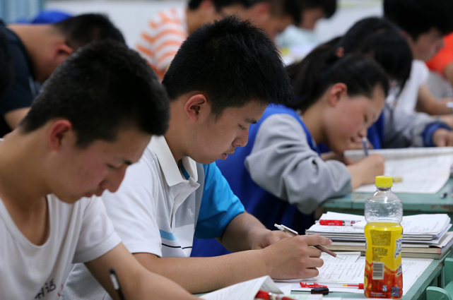 高中晚自习很重要,合理安排学习效率翻倍,成绩提升不再困难__凤凰网