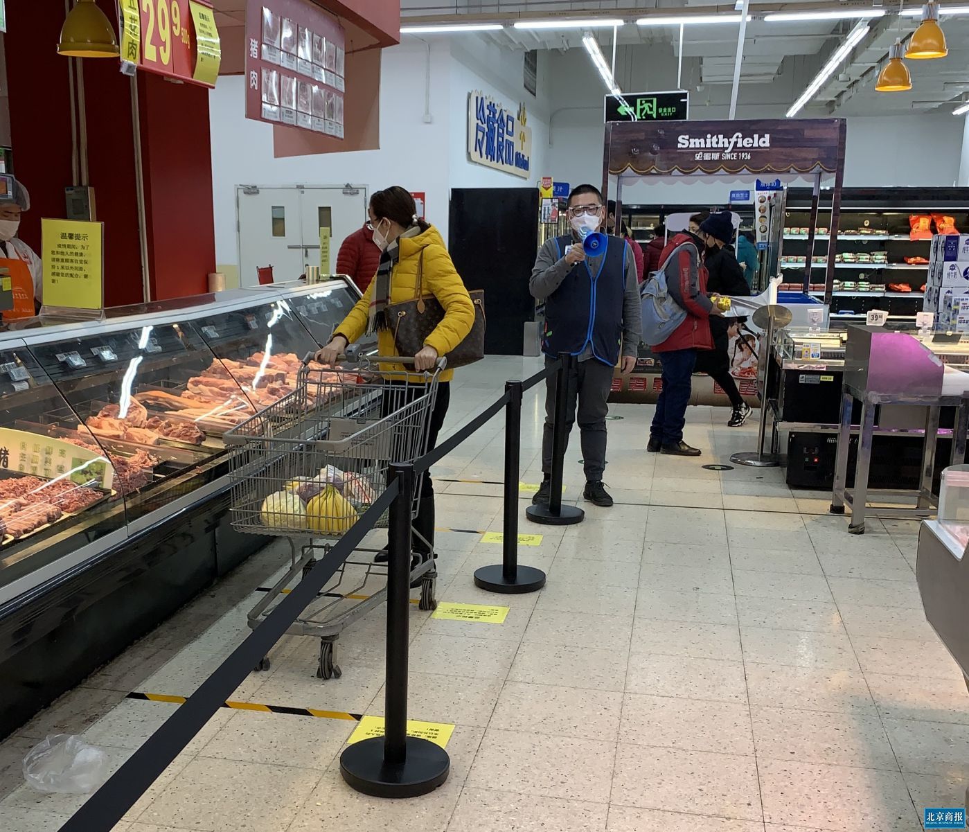 超市防聚集 记者帮您踩踩"一米线"