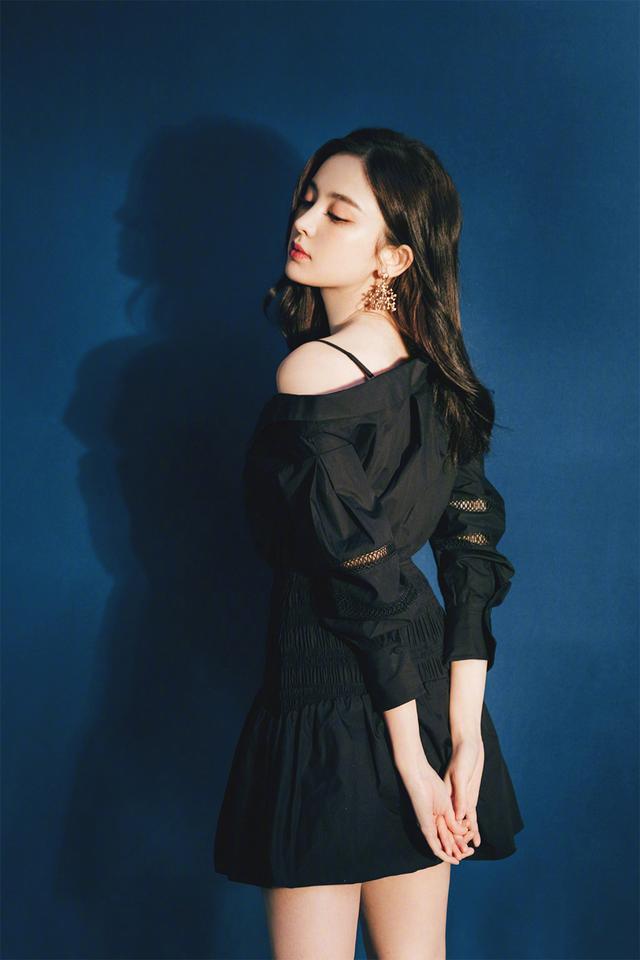 娜扎穿小黑裙是真的美一字带高跟鞋秀美腿蚂蚁腰羡慕众人