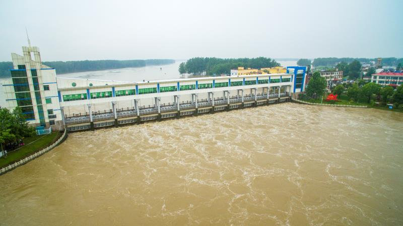 开闸泄洪的淮河王家坝闸. 本文图均为澎湃新闻记者 赵思维 图