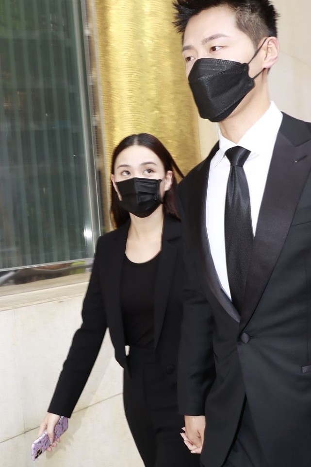 【实锤】何超莲窦骁疑已同居 两人生活甜蜜还佩戴情侣手绳