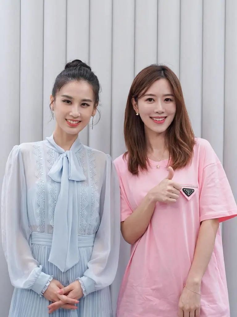 美女主播不只有薇娅烈儿宝贝私服穿衣靓丽清新气质不输女明星