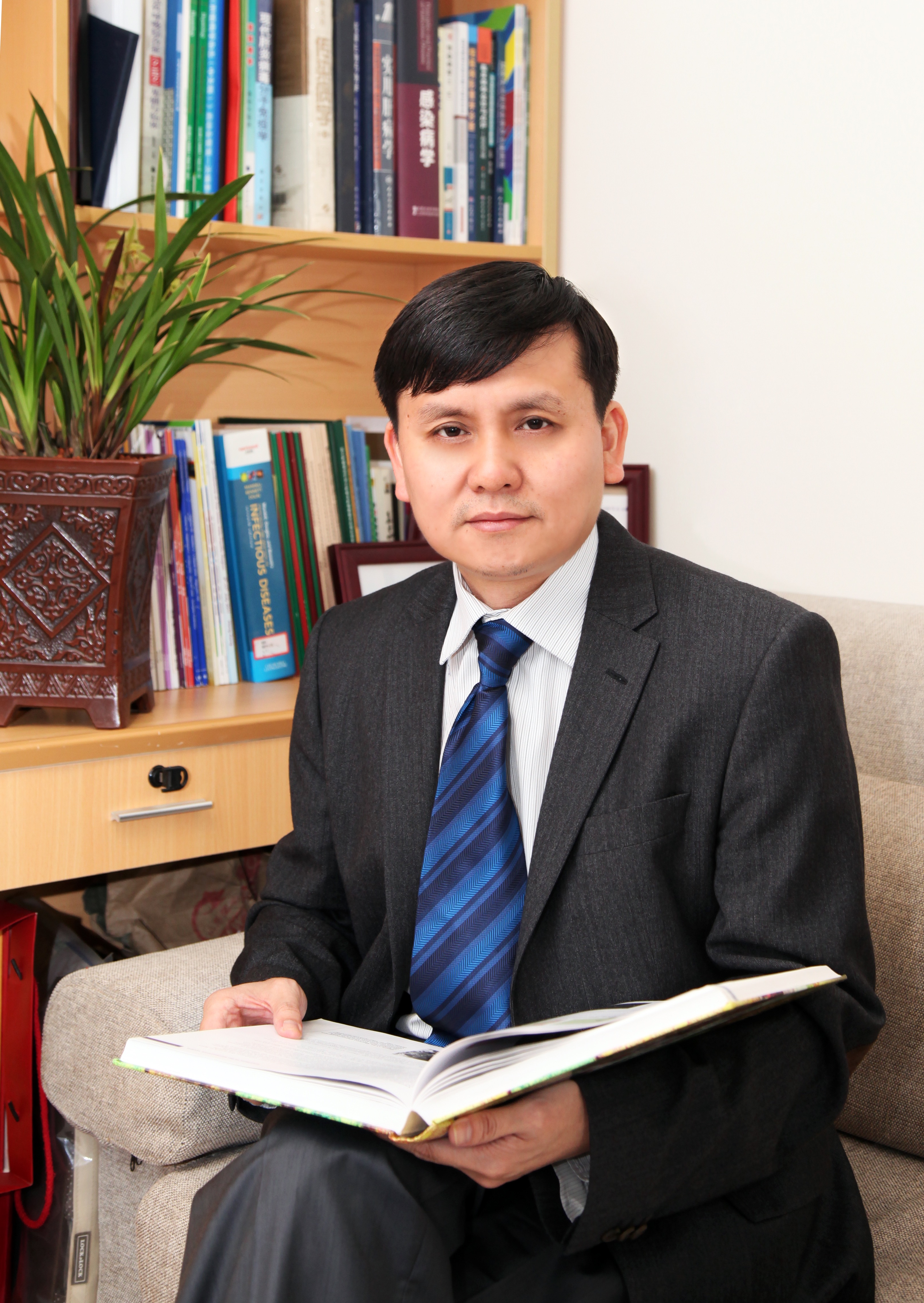 上海市医疗救治专家组组长张文宏,由他担纲主编《张文宏教授支招防控