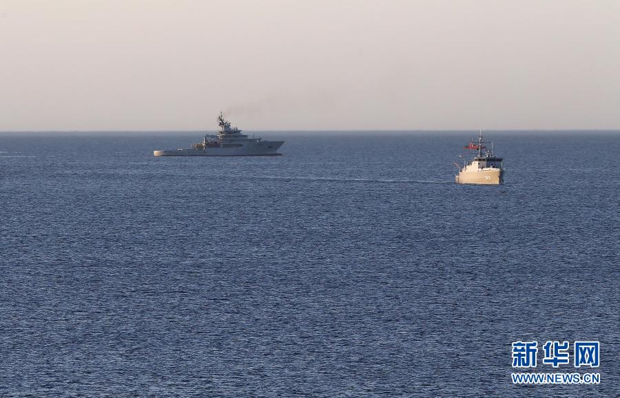  12月16日，阿尔及利亚军舰在阿尔及尔以西约50公里处的坠机海域展开搜索。阿尔及利亚国防部16日发表声明说，阿海军一架直升机当天坠毁，3名机组人员遇难。新华社发
