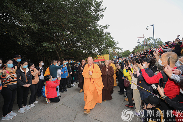 道慈大和尚率众朝拜抵达佛顶山（图片来源：凤凰网佛教 摄影：普陀山佛教）