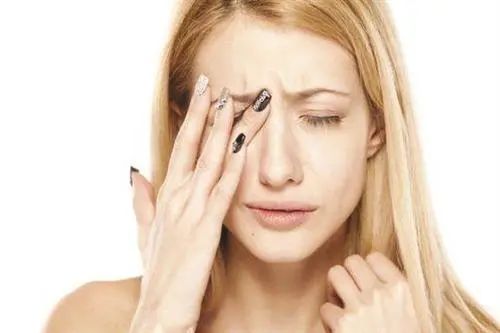 黑头粉刺和痘痘滋长让皮脂增加,而堵塞毛孔熬夜会使肾上腺素的分泌