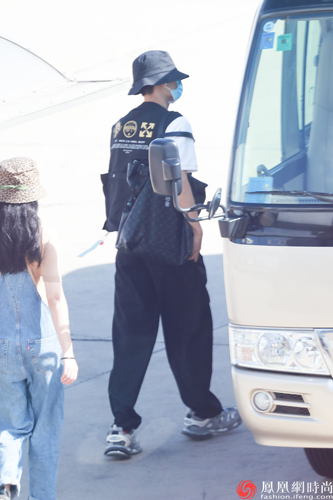 肖战玩转土酷机能风offwhite马甲搭老爹鞋帅气炸裂