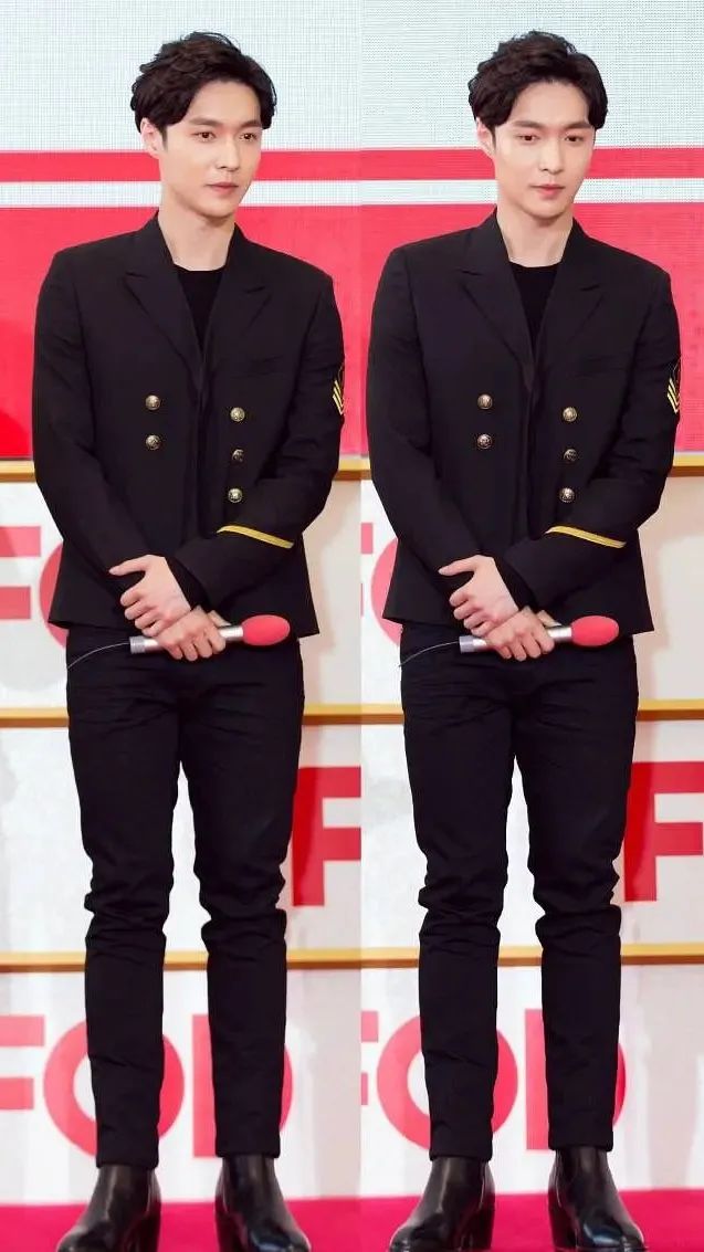 别笑毛不易的"护士站姿",这些职业姿势改都改不掉…__凤凰网