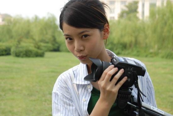 "大侠"的女孩误打误撞的到了绿萍的"飞天舞蹈室"当摄影师随后不断的为