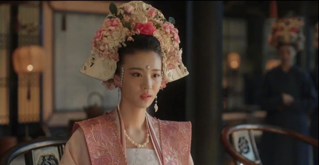 历史上的白角冠或更加夸张