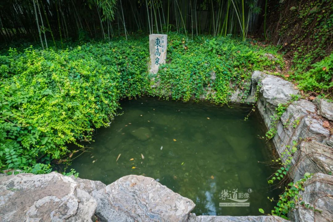 望水泉,前面有石雕狮子,后面砖墙上有万竹园三绝之一的砖雕