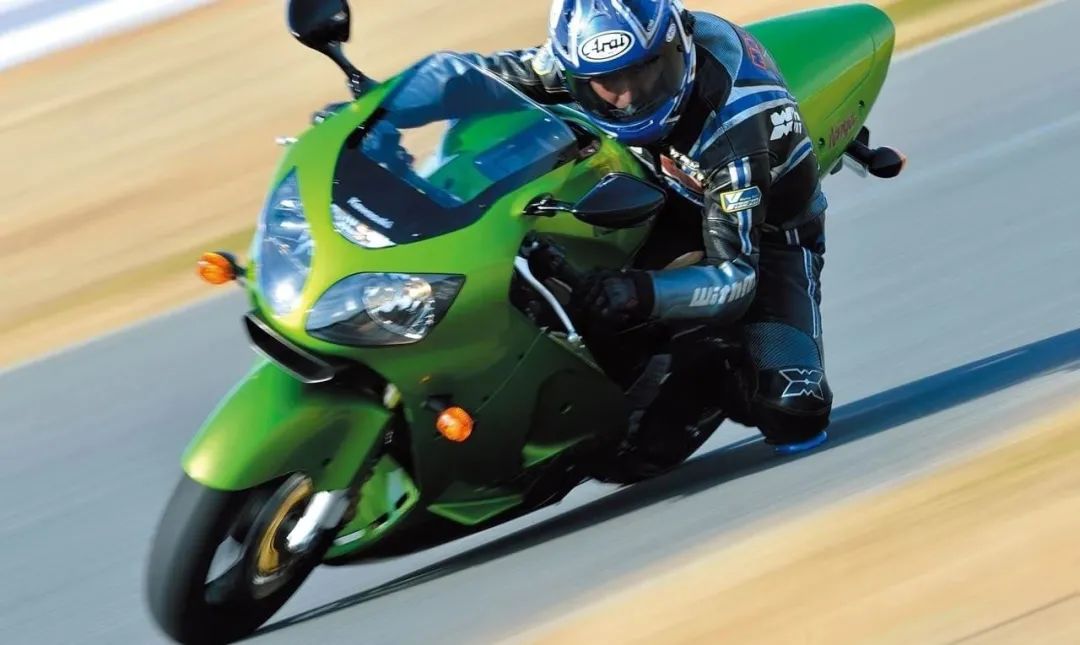 开拓全新摩托车世代的川崎zx-12r,首款单体背脊式车架