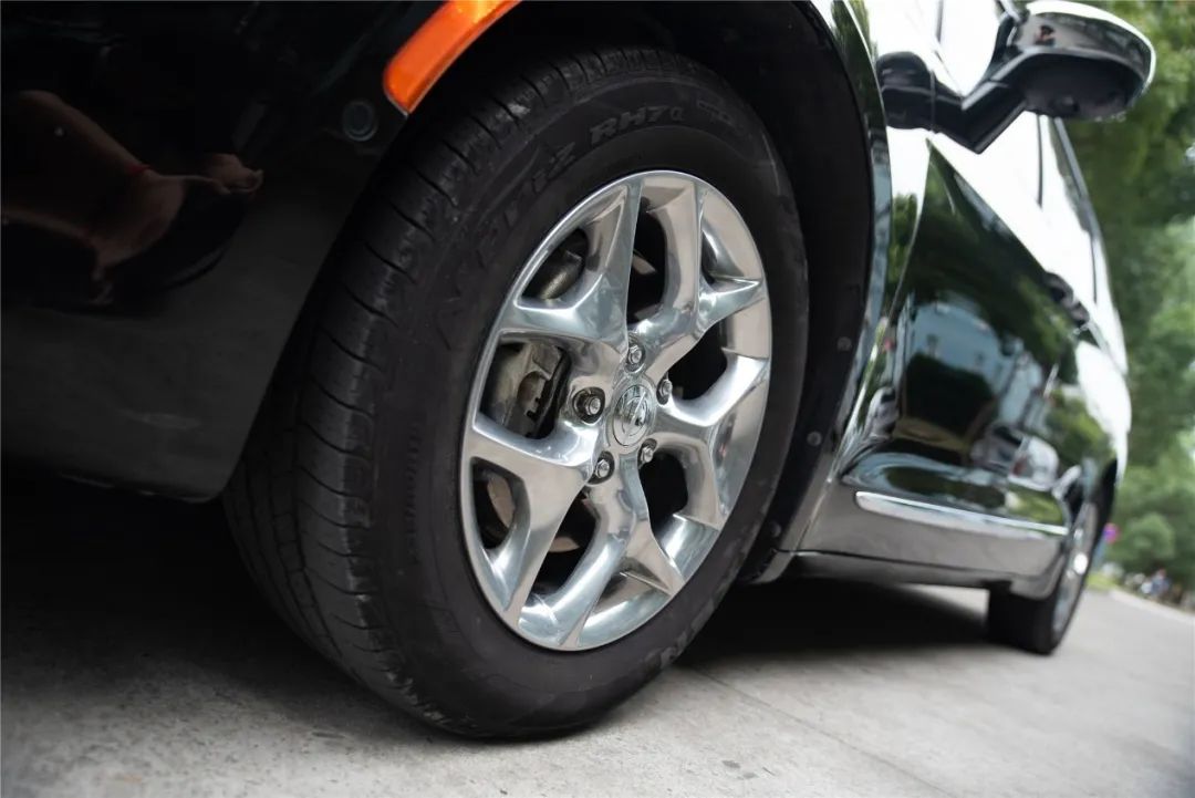 我摸着克莱斯勒车标对这32万的二手大捷龙说一句香