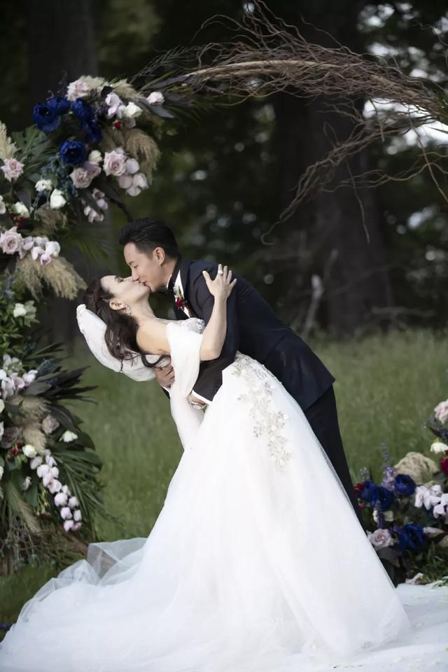 韩庚,卢靖姗的婚礼举办地就很特别,选在了一个没有信号,没有网,没有