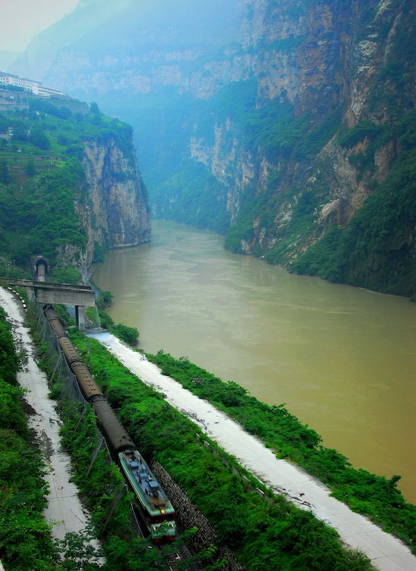 成昆铁路穿过大渡河畔苏古坪
