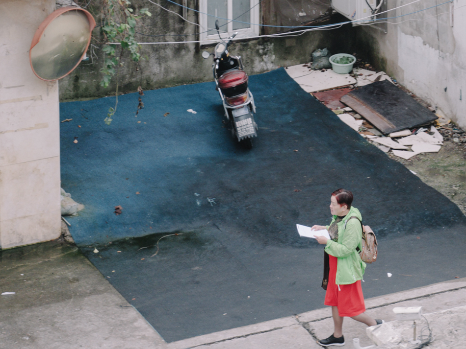 签约后走出动迁办公室的社区居民。