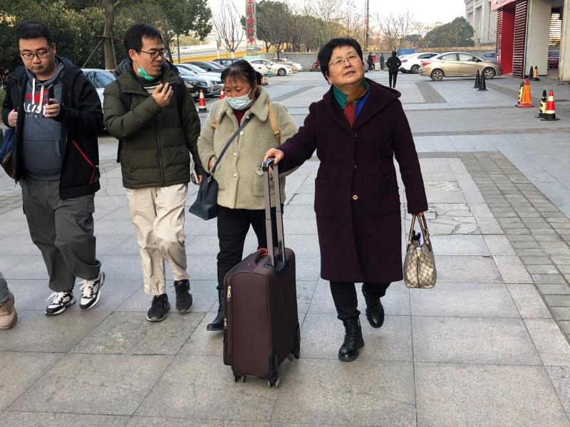 12月20日，受害者家属朱大红和律师到达南昌。王翀鹏程摄