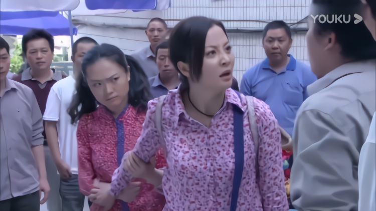 地痞流氓调戏美女,哪料美女不是好惹的,直接叫