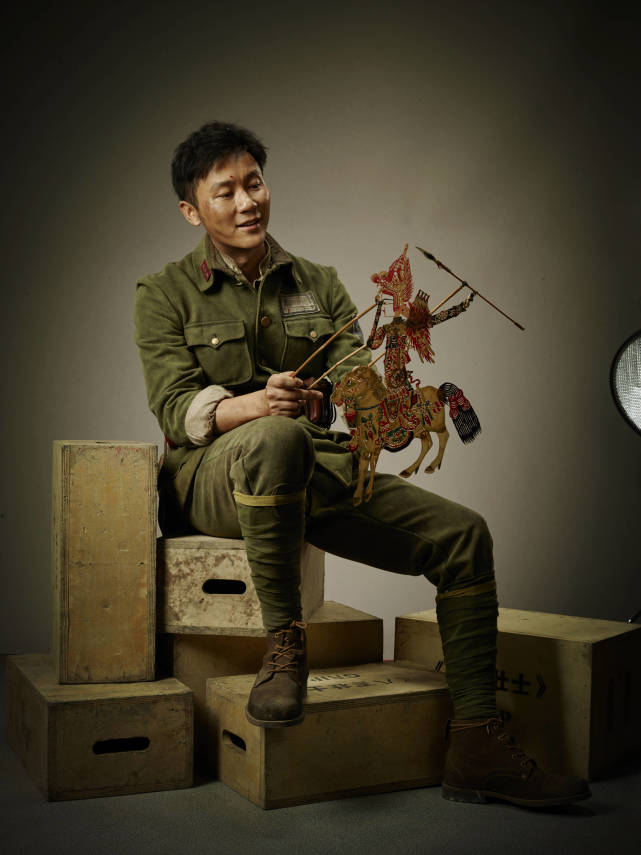 离了前女友就不火了?参演了《八佰》后,李晨的演技令人惊讶