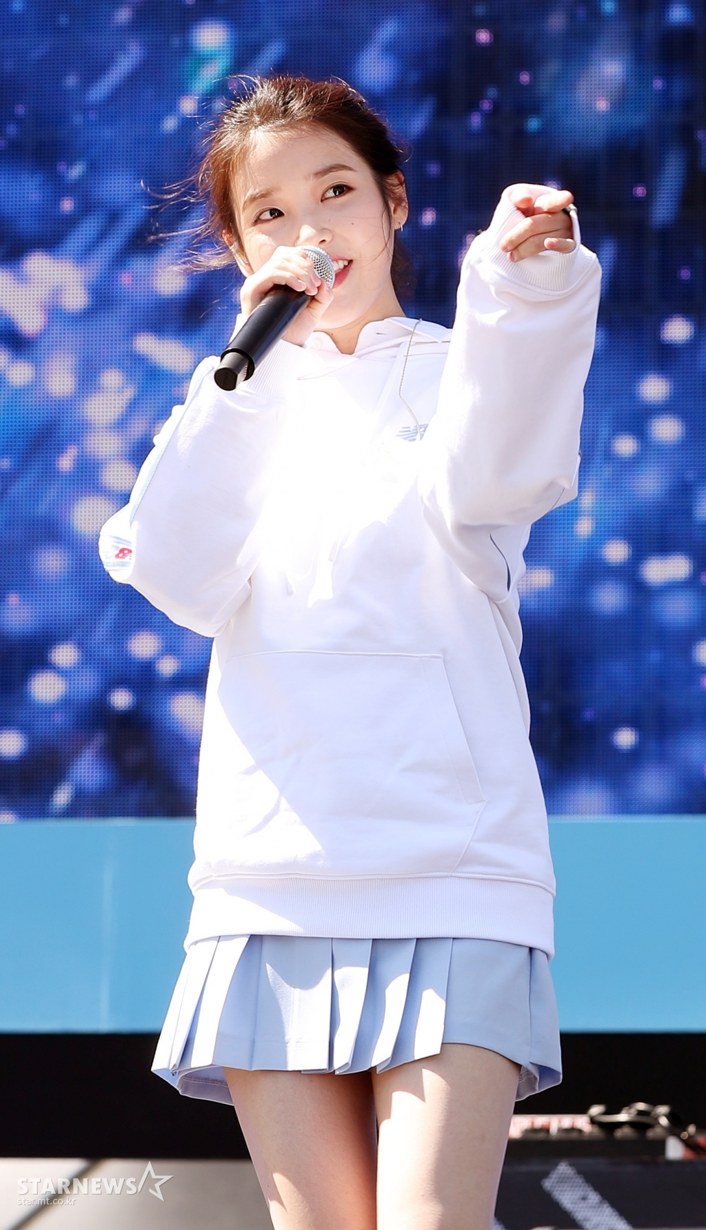 柳熙烈的写生簿 Iu录制14小时演唱60首歌曲 工作人员也深受感动 凤凰网