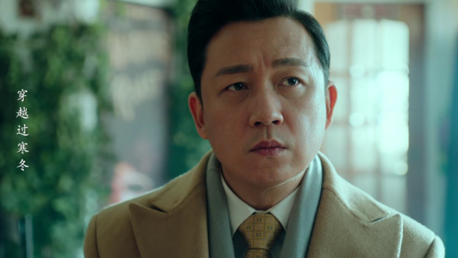 同样是领衔主演,潘粤明在《局中人》的戏份超多,严肃的表情很酷
