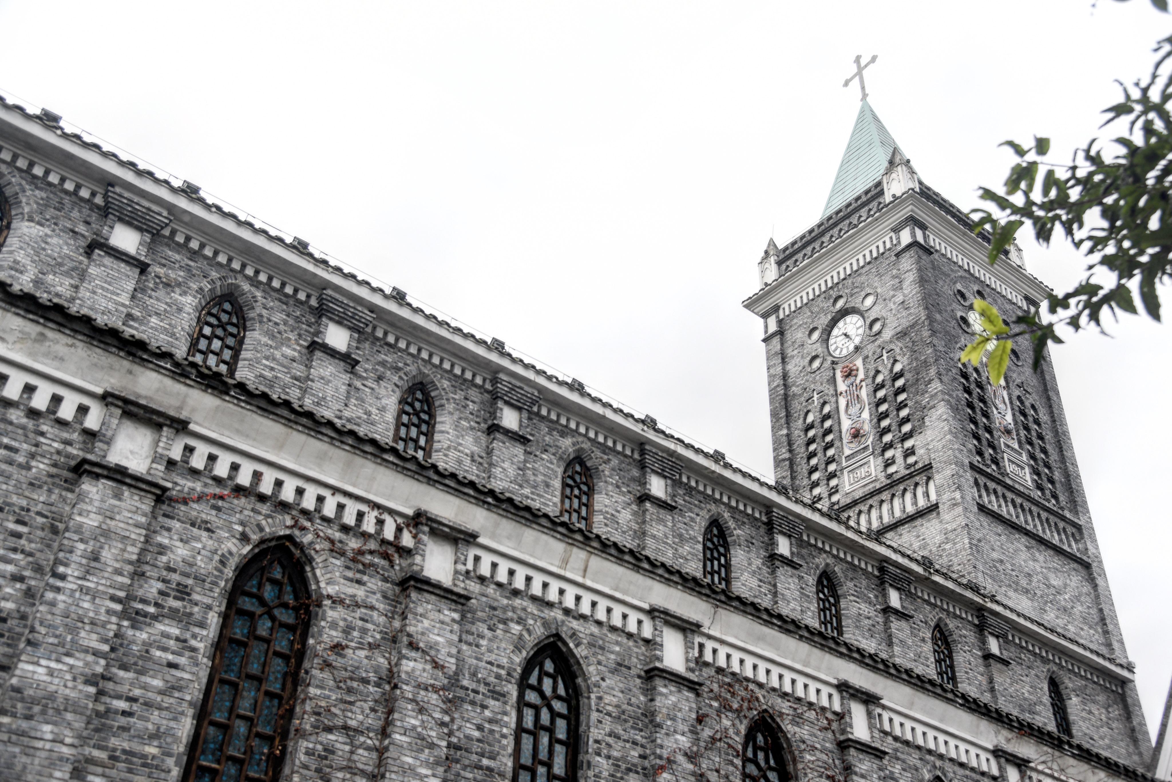 特别是这栋教堂,它是复刻重庆荣昌天主教堂而来,不仅是景区内标志性