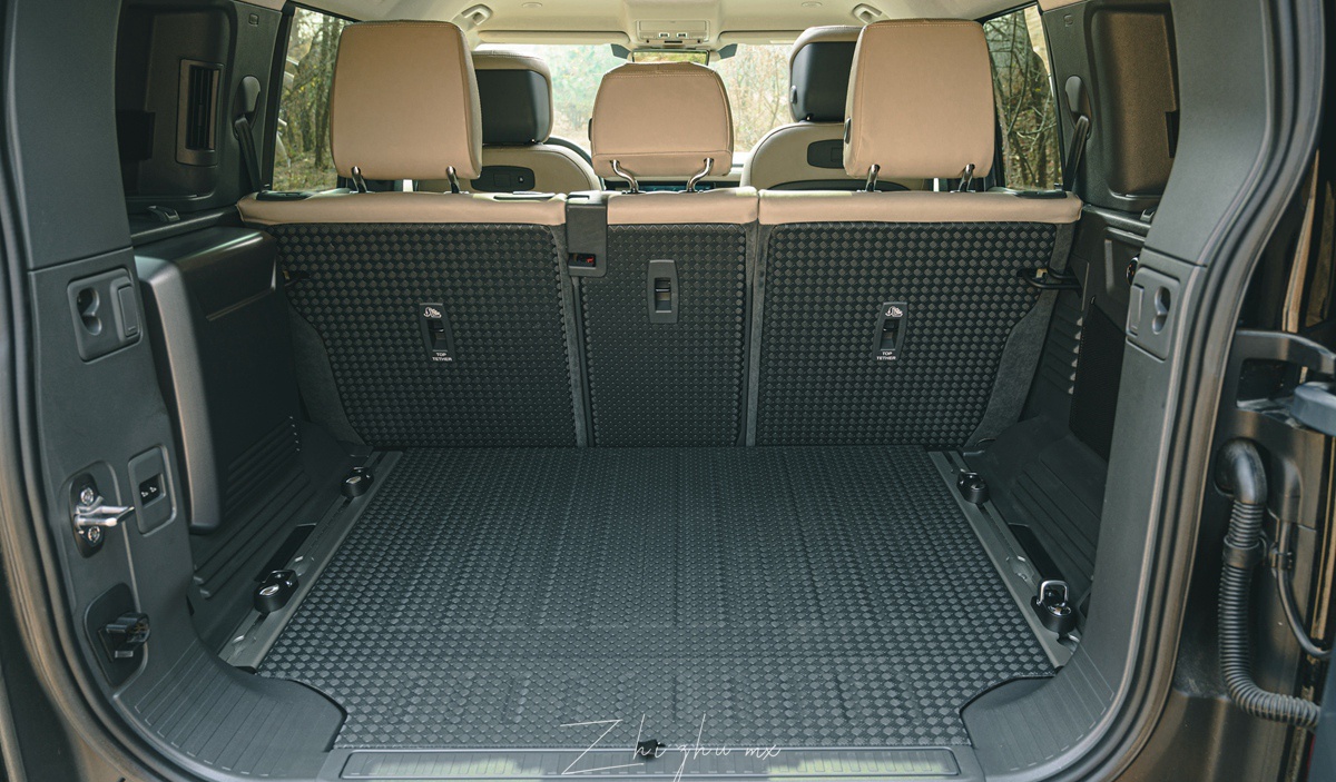 路虎新卫士硬核体验:82万的大玩具怎么玩?迷彩女孩进山拍星空