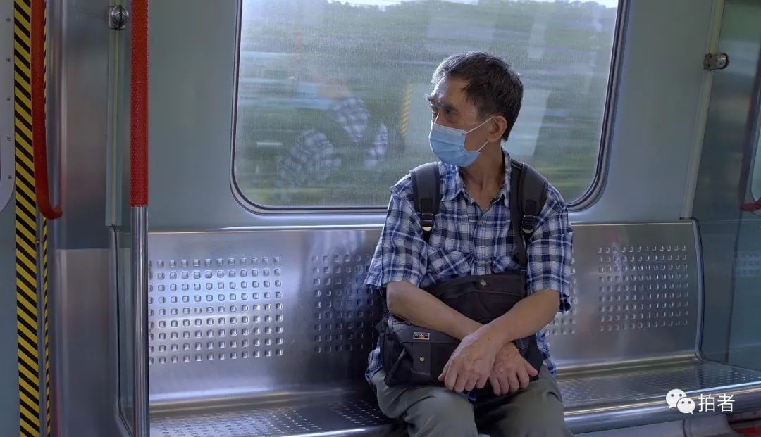 7月6日,郑宝航坐地铁回住处.