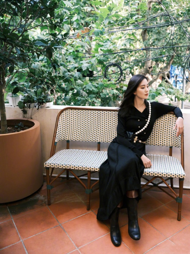 刘诗诗演绎辣妈时尚穿搭修身长裙配中筒靴身材纤瘦气质超少女