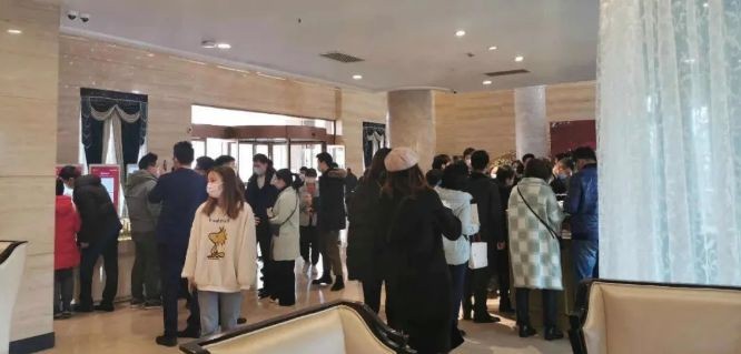 12分钟卖3.6亿，排队“抢房”！楼市要回暖了吗？快看咋回事…_凤凰网财经_凤凰网