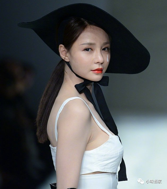 沈梦辰的分段吊带火了当她走t台的那刻这身材谁看了不心动