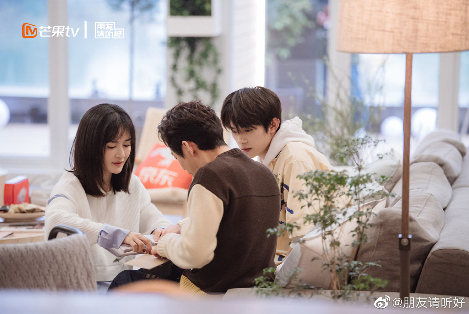 易烊千玺《朋友请听好》剧照出炉,温柔少年怀中抱猫