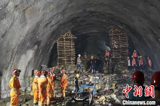 云南王岗山隧道坍塌事故救援继续 4名被困人员生命体征正常