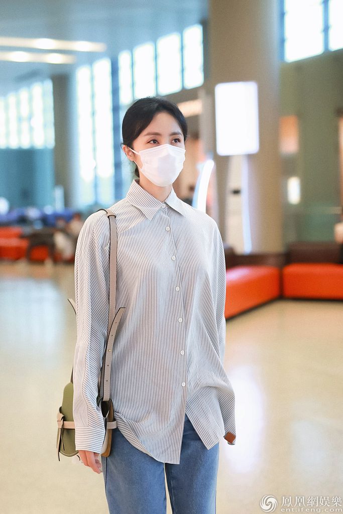 黄磊老婆孙莉穿拼接牛仔裤十分休闲 背绿色包包清爽可爱又时髦