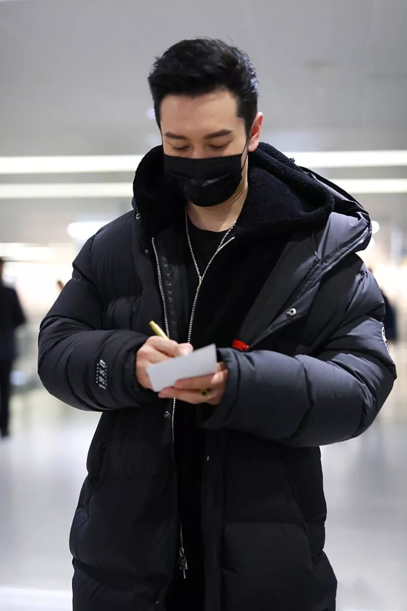 黄晓明就算戴着口罩,仍是挡不住扑面而来的帅气,露出剑眉迸发男人味.