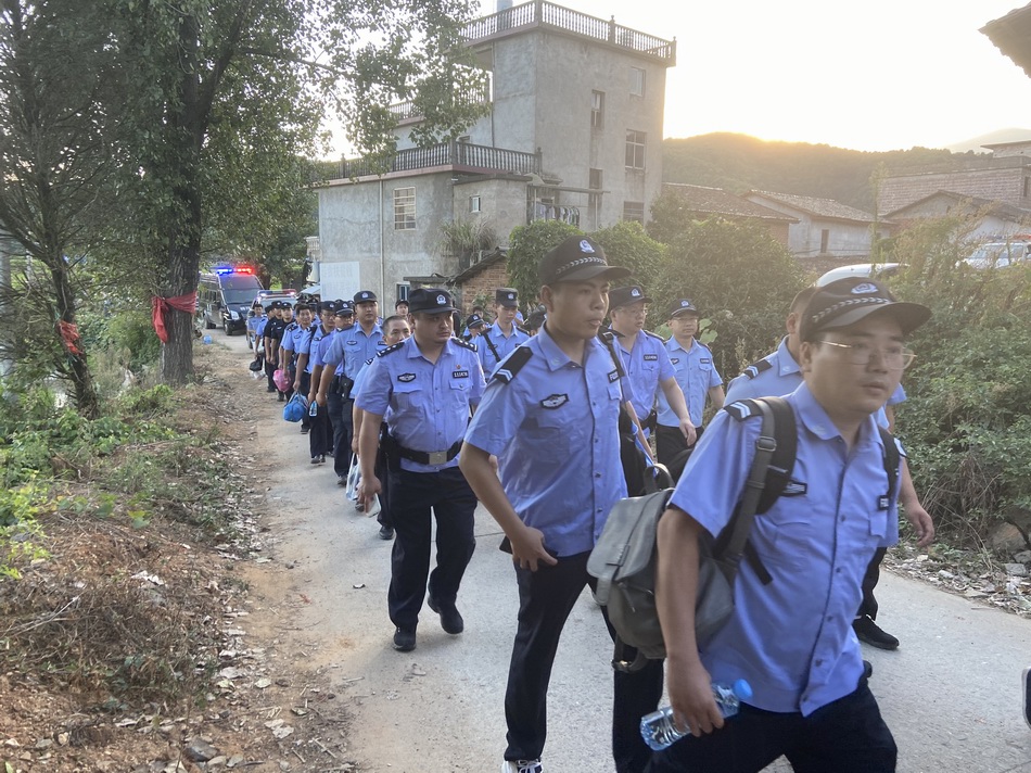 结,准备进山搜捕曾春亮的民警。