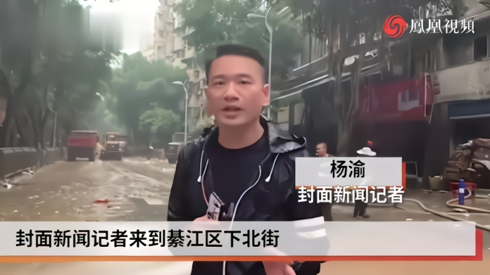 记者直击：綦江下北街市场受灾严重 商户回店内搬运货物