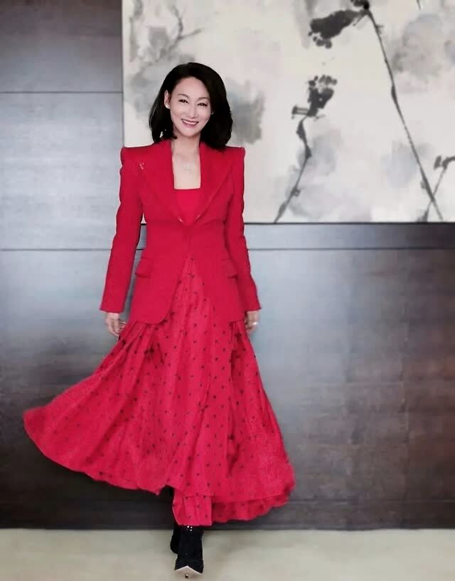 惠英红专门找了健身教练和瑜伽老师 每天训练4个小时 直接练出6块腹肌