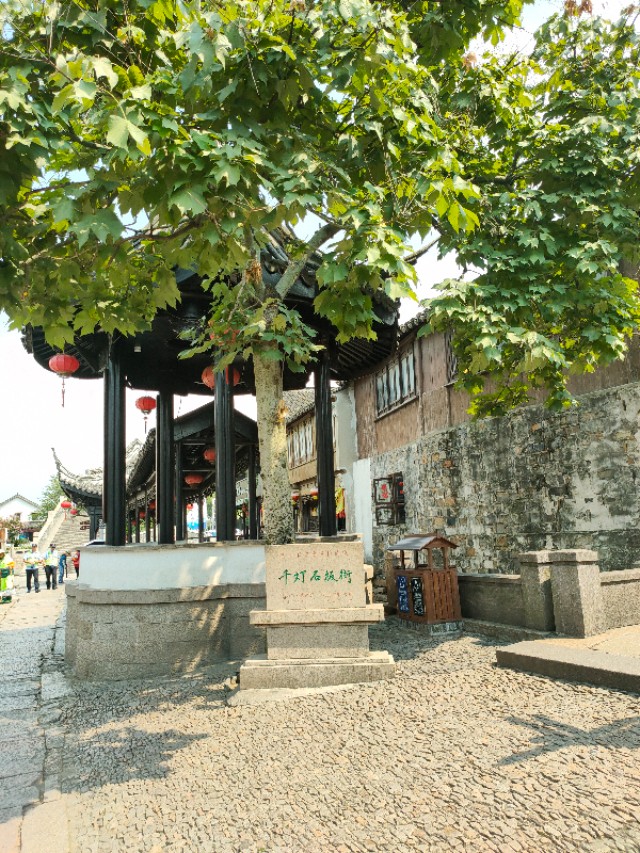 千灯镇有一条建于南宋的青石板街,一共有二千零七二块花岗岩石.