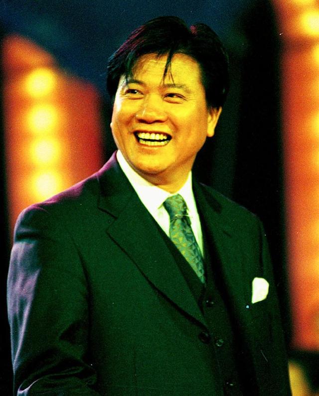 63岁万梓良跑商演罕见露脸,头发稀疏显油腻,患糖尿病后身材发福