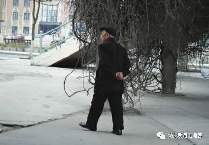 中国人走路爱背手的习惯历史由来_手机凤凰网