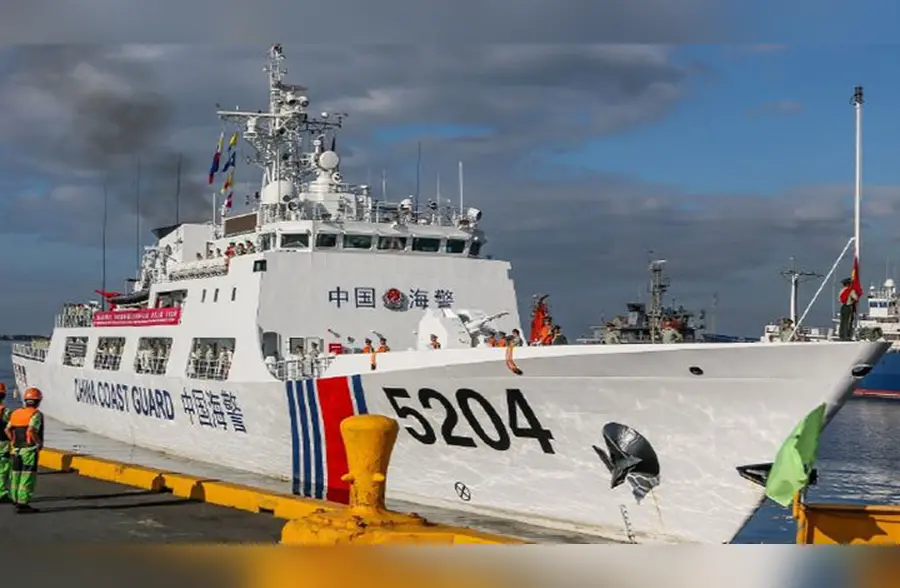 中国海警舰艇首次访问菲律宾 将自带储备粮捐给火山喷发受灾民众
