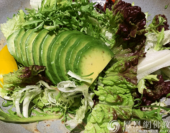 初夏燥热无食欲？尝尝牛油果蔬食沙拉